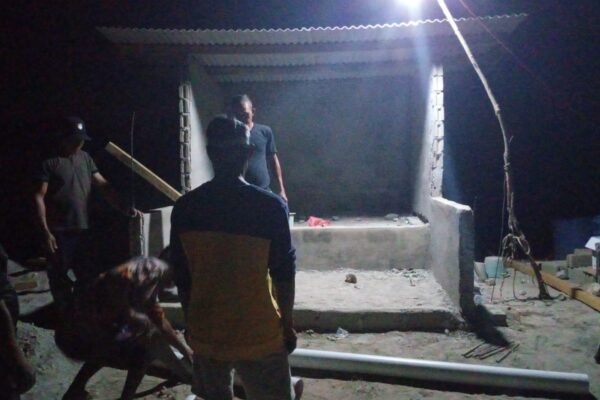 tidak terlihat raut lelah yang mengurangi semangat mereka untuk menyelesaikan pembangunan.