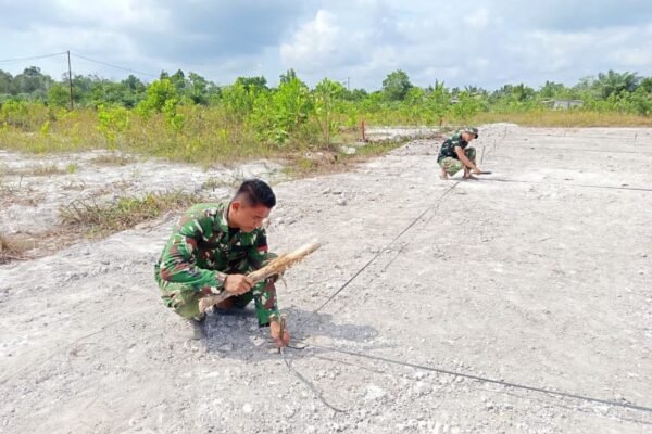 Bangkitkan Gairah Olahraga Warga, Prajurit TNI Kodim 0413/Bangka Gotong Royong Buat Lapangan Voli
