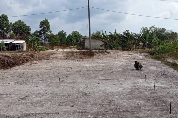 Dari Tanah Kosong Jadi Lapangan Voli, TNI dan Warga Bangun Ruang Olahraga Bersama