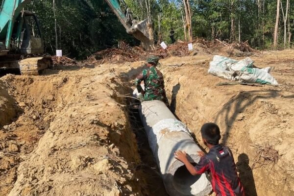 Lancarkan Aliran Air dan Perkuat Akses Jalan, Satgas TMMD 129 Kodim 0413/Bangka Genjot Pengerjaan Gorong-Gorong
