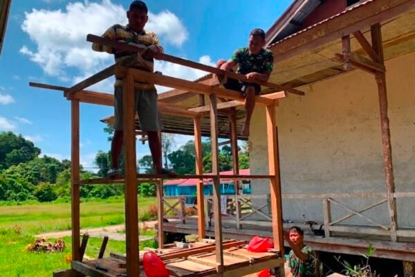 Wujud Nyata Kepedulian TNI” Anggota Satgas TMMD Regtas Ke-129 Bangun Kerangka Tiang MCK di Posyandu Nirwana Desa Belatung