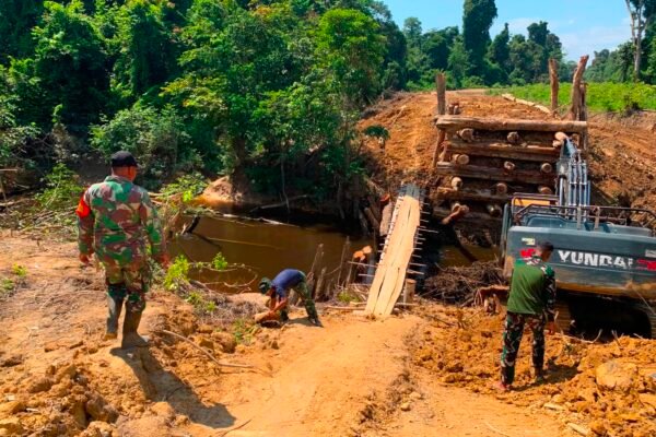Kerja Sama Satgas TMMD Regtas Ke-129 Kodim 1206/Putussibau Pada Pembangunan Jembatan Penghubung Desa Dari Dua Kecamatan Sangat Luar Biasa