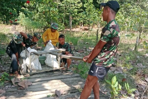 Personel Satgas TMMD ke 129. Dorong Gerobak Angkut Material Demi Impian Warga