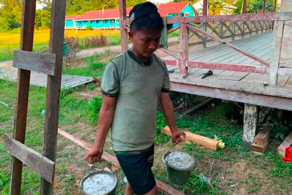 Memasuki Tahapan Pemlesteran MCK Sasaran Kedua Pada TMMD Regtas Ke-129 Kodim 1206/Psb di Posyandu Nirwana Belatung
