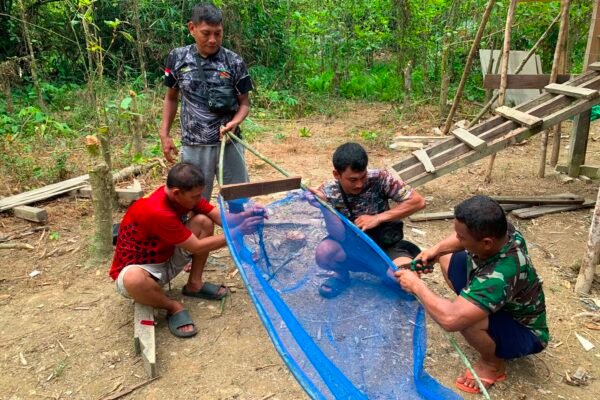 Jalin Keakraban Bersama Warga, Anggota Satgas TMMD Regtas Ke-129 Kodim 1206/Putussibau Bantu Warga Dusun Pala Pintas Buat Jaring Ikan