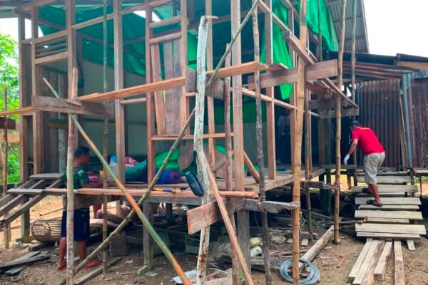 Wujudkan Hunian Layak di Dusun Pala Pintas, Satgas TMMD Regtas Ke-129 Kodim 1206/Putussibau Kerjakan RTLH Sasaran Ke-III