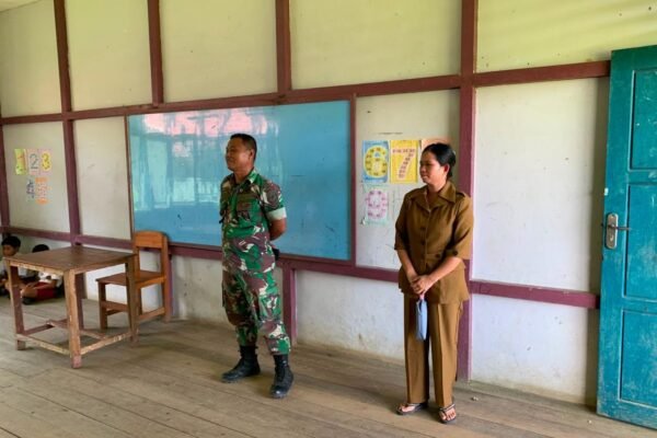 Tanamkan Cinta Tanah Air Sejak Dini, Satgas TMMD ke-129 Kodim 1206/Putussibau Berikan Wawasan Kebangsaan kepada Siswa SDN 04 Belatung.
