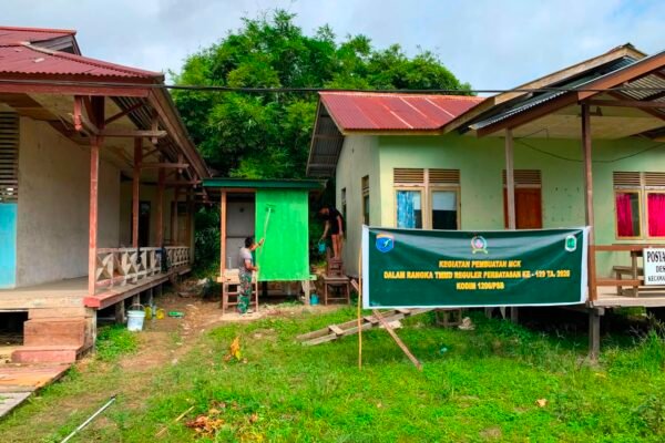 Percepat Finishing MCK, Satgas TMMD Regtas Ke-129 Kodim 1206/Putussibau Genjot Pengecatan