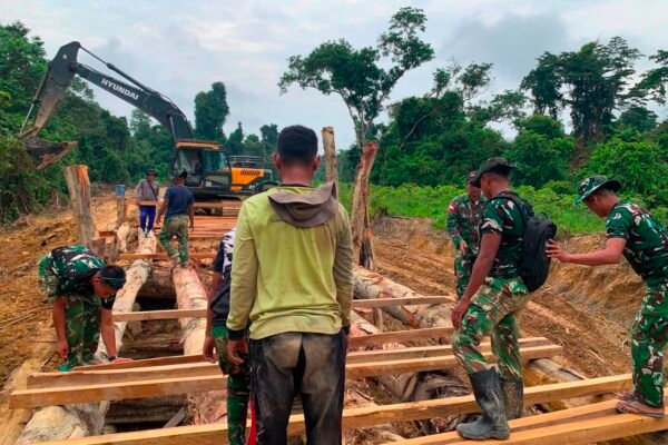 Satgas TMMD Regtas Ke-129 Kodim 1206/Putussibau Hampir Selesaikan Jembatan Nuangan di Desa Ulak Pauk