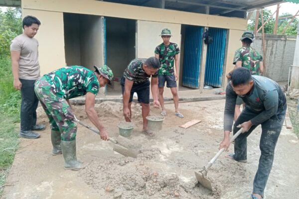 Perkuat Struktur Bangunan, Satgas TMMD ke-129 Kodim 1206/Putussibau Laksanakan Pengecoran Tandon Air.