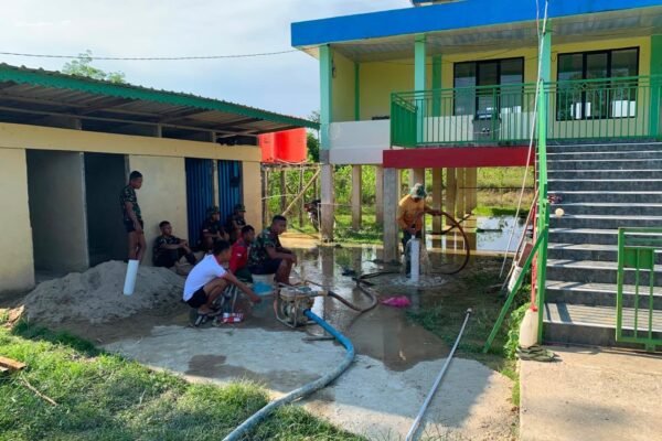 Anggota Satgas TMMD Ke-129 Kodim 1206/Putussibau Bangun Sumur Bor di Tempat Ibadah Desa Ulak Pauk
