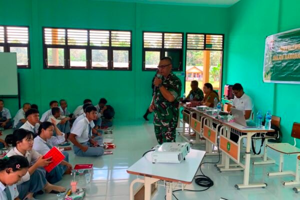 Perkuat Karakter Generasi Muda, Pasiter Kodim 1206/Putussibau Berikan Penyuluhan di SMAN 1 Martinus
