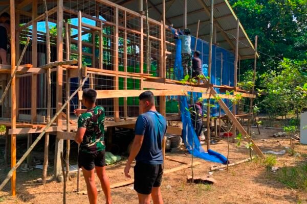 Perkuat Struktur Bangunan, Satgas TMMD Regtas Ke-129 Pasang Kawat Sinpai pada RTLH Sasaran Ke-3
