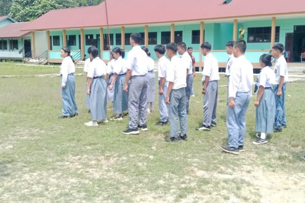 Tanamkan Disiplin Sejak Dini, Anggota Satgas TMMD ke-129 Kodim 1206/Putussibau Ajarkan Peraturan Baris-Berbaris kepada Pelajar.