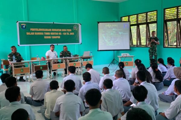 Satgas TMMD ke-129 Kodim 1206/Putussibau Sosialisasikan Penerimaan TNI AD kepada Siswa SMA Negeri 01 Martinus.