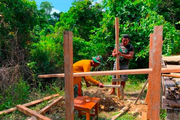 DUKUNG KETERSEDIAAN AIR BERSIH DI SEKOLAH, SATGAS TMMD KE-129 MULAI BUAT KERANGKA KAYU PENAMPUNG BAK AIR DI SMPN 4 SATAP EMBALOH HILIR