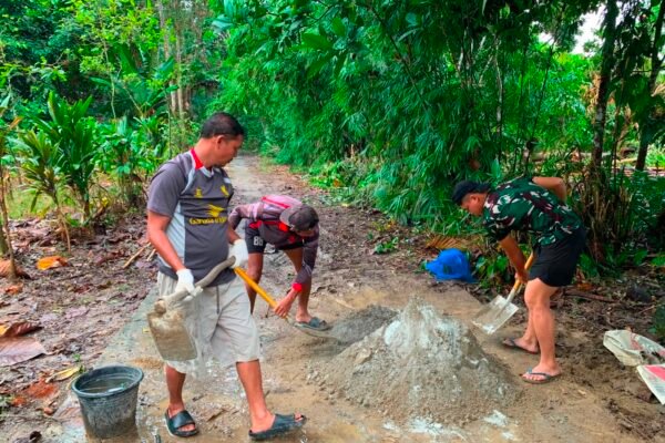 KEBUT PEMLESTERAN RTLH, SATGAS TMMD KE-129 KODIM 1206/PSB PERCEPAT RUMAH LAYAK HUNI MILIK IBU YUSTINA ATOH
