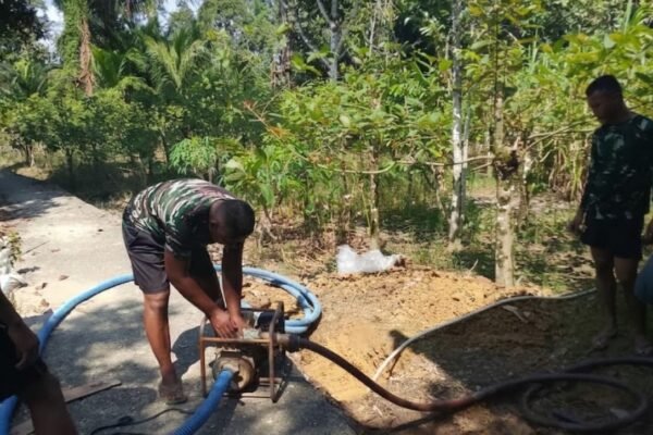 PERJUANGAN TAK KENAL LELAH, AKHIRNYA SUMUR BOR DI GEDUNG SERBAGUNA DESA ULAK PAUK KELUARKAN AIR