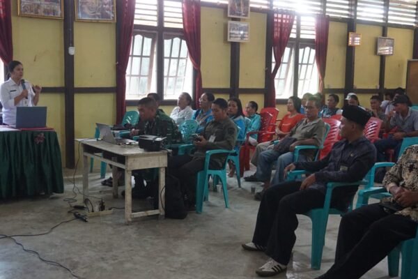 Melalui TMMD Ke-129, Kodim 1206/Putussibau Edukasi Warga Desa Ulak Pauk tentang Posyandu dan Posbindu PTM.