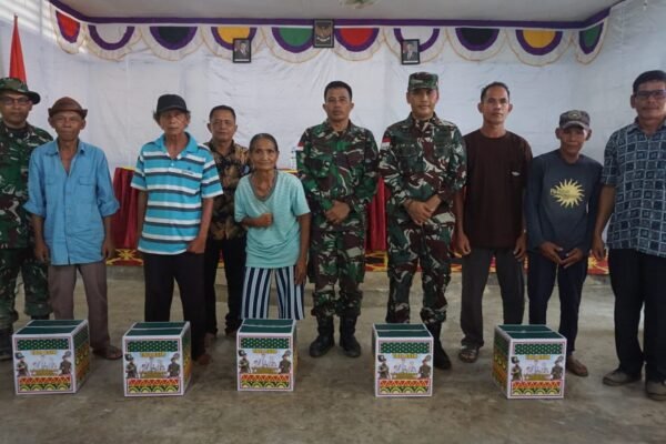 Danrem 121/Abw Berikan Tali Asih Kepada Masyarakat Desa Ulak Pauk, Wujud Kepedulian TNI Dalam TMMD Regtas Ke-129