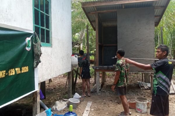 Masuki Tahap Plester, Pembangunan MCK di Gereja Santo Fransiskus Xaverius Ulak Pauk oleh Satgas TMMD Reguler ke-129 Kodim 1206/Putussibau Sebentar Lagi Rampung