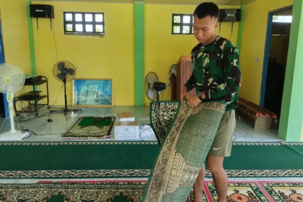 UMAT BERKAH, SATGAS TMMD REGTAS KE-129 KODIM 1206/PUTUSSIBAU BERSIHKAN MASJID AL-HIDAYAH ULAK PAUK