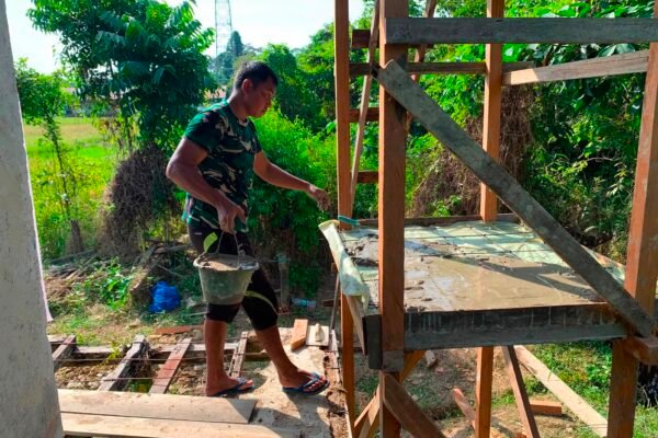 TINGKATKAN KUALITAS SARANA AIR BERSIH, SATGAS TMMD REGTAS KE-129 KODIM 1206/PUTUSSIBAU LAKUKAN PEMLESTERAN DAN PEMASANGAN ATAP TANDON SUMUR BOR DI SMPN 4 SATAP EMBALOH HILIR