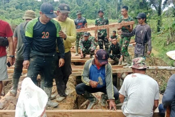Gotong Royong Jadi Kekuatan, Satgas TMMD ke-129 Kodim 1206/Putussibau Kebebut Pembangunan Jembatan
