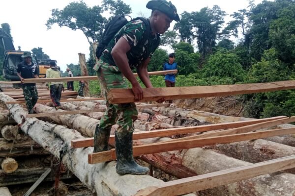Hadapi Tantangan Lapangan, Satgas TMMD ke-129 Kodim 1206/Putussibau Tetap Genjot Pembangunan Jembatan