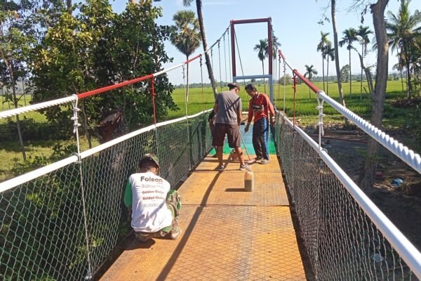 Satgas TMMD ke-129 Kodim 1407/Bone Cat Jembatan Gantung, Perkuat Perawatan Fasilitas Warga