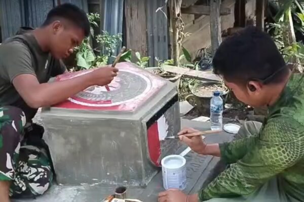 Pembuatan Prasasti RTLH di Bone, Satgas TMMD Tunjukkan Komitmen Sosial