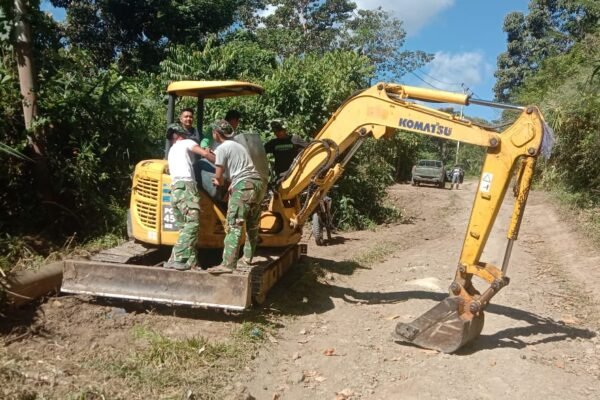 Pastikan Alat Siap Digunakan, Satgas TMMD ke-129 Kodim 1407/Bone Rawat Excavator