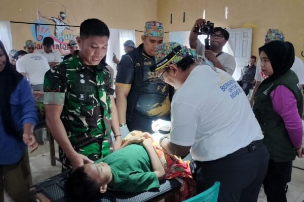 Peduli Kesehatan Warga, Satgas TMMD ke-129 Kodim 1407/Bone Gelar Sunat Massal