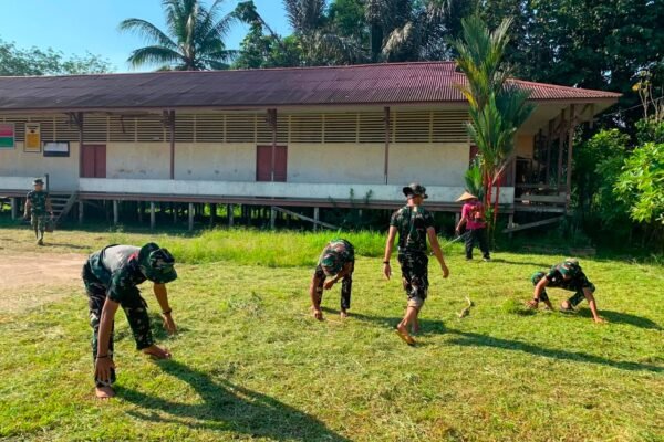 Bersihkan Lingkungan Bersama Warga, Satgas TMMD Ke-129 Kodim 1206/Putussibau Perkuat Kemanunggalan TNI-Rakyat