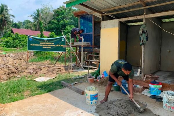 Dukung Kenyamanan Beribadah, Satgas TMMD Ke-129 Kodim 1206/Putussibau Kebebut Pengerjaan MCK Masjid Al-Hidayah