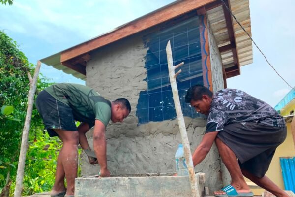 Bahunya TNI dan Warga Bersatu, Pemlesteran MCK Masjid Al-Hidayah Terus Dikebut Satgas TMMD Ke-129