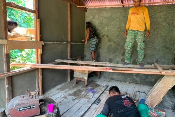 Wujudkan Hunian Lebih Layak, Satgas TMMD ke-129 Kodim 1206/Putussibau Genjot Rehabilitasi RTLH