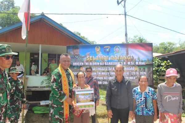 Senyum Bahagia Warga Ulak Pauk dan Belatung Terima Tali Asih dari Tim Wasev TMMD