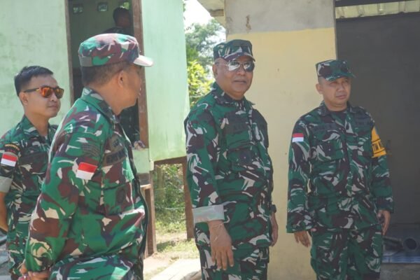 Tak Sekadar Meninjau, Brigjen TNI Aldrin Ali Bahasoan Berdialog Langsung dengan Warga di Lokasi TMMD