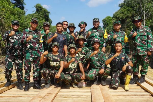 Lihat Dampak Pembangunan di Lapangan, Brigjen TNI Aldrin Ali Bahasoan Tinjau Sasaran TMMD Ke-129 Putussibau