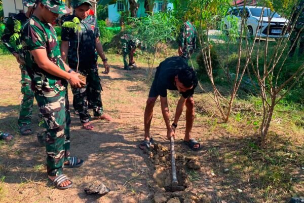 Hijaukan Desa Ulak Pauk, Satgas TMMD Ke-129 Ajak Warga Tanam Bibit Petai dan Jengkol