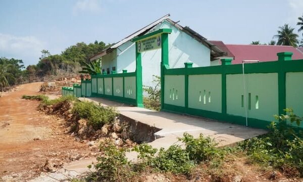 Pengecatan Pagar SDN Polewali Rampung, Kepala Sekolah Sampaikan Apresiasi kepada Satgas TMMD