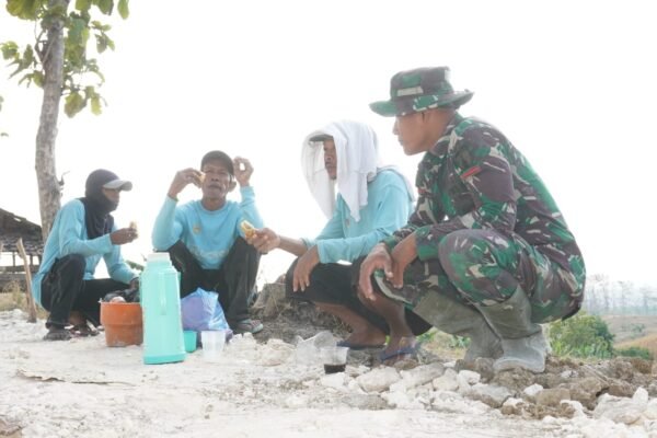 Sajian Nasi Bungkus dan Gurihnya Kebersamaan Satgas TMMD 129 Kodim 0812/Lamongan Bersama Petani