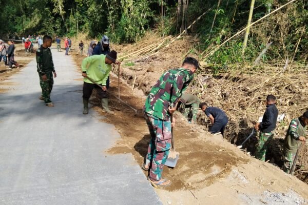 Gotong Royong Warnai Tahap Akhir TMMD Ke-129 Kodim 1626/Bangli di Desa Sekardadi
