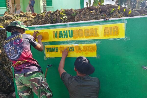 Stiker Program Manunggal Air Bersih Dipasang pada Bak Penampungan Air TMMD ke-129