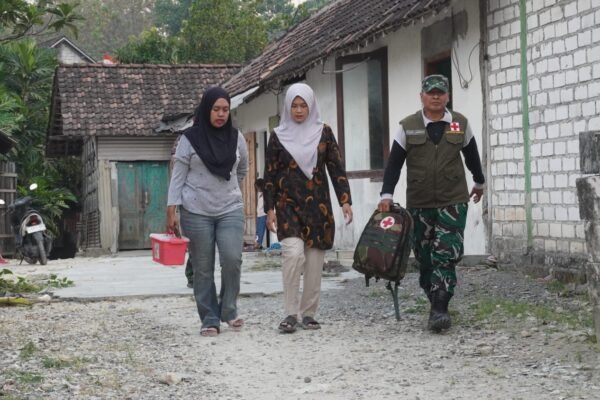Sinergi Layanan Kesehatan Perdesaan, Langkah Bersama Tim Kesehatan Satgas TMMD 129 dan Bidan Desa Ibu Five Sehatkan Warga Desa Tlemang