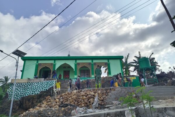 Satgas TMMD Bantu Pengecoran Lantai Masjid di Luar Sasaran TMMD