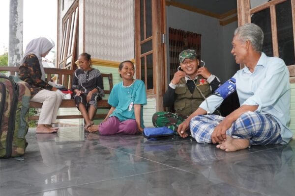 Bentuk Perhatian Tulus di Pelosok Desa, Mbah Samijan Sumringah Dikunjungi Tim Kesehatan Satgas TMMD Serka Amalun dan Bidan Desa