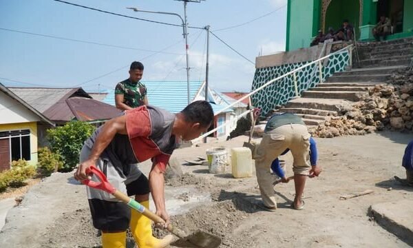 Satgas TMMD Bantu Perbaiki Fasilitas Umum Jalan Dermaga yang Rusak