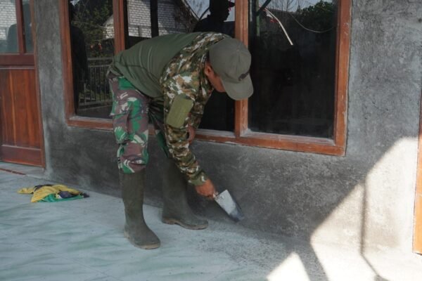 Bahu-Membahu Perindah Tempat Ibadah, Sentuhan Tangan Dingin Sertu Jainur dan Warga Percantik Mushola Desa Tlemang